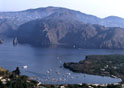 <center>
Depuis le sommet de Vulcano, mon regard plonge sur le port<br> Ponente et sa plage de sable noir. Toute proche, l'île de Lipari. vulcano, liparis port de ponente 